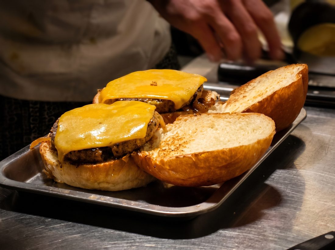 Smash burger con cheddar fuso e bun tostato